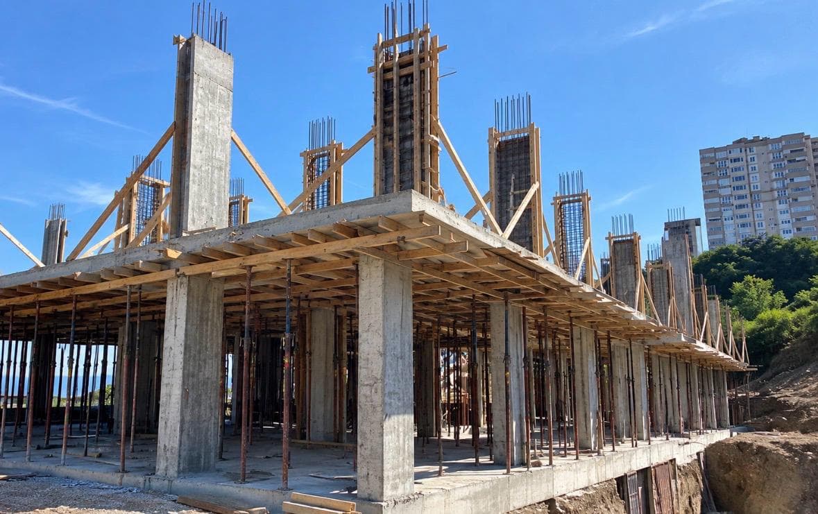 Yapım aşamasındaki betonarme yapı
